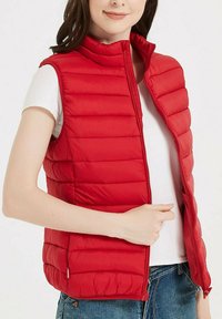 Doudoune sans manches rouge avec fermeture éclair à l'avant, col montant et coutures horizontales. Présente une texture lisse et brillante sans matériel visible.