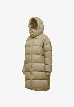 Pufferjas in tan, met een gewatteerde structuur, oversized capuchon, ritssluiting aan de voorkant en lange mouwen, ontworpen voor warmte en comfort.