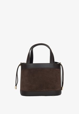 Hnědá semišová kabelka s tmavě hnědou koženou základnou a lemováním. Má dvě krátká ucha a dekorativní šňůrkové zdobení.