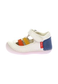 Sandal in pelle bianca con accenti a strisce arancioni e gialle, fissato con una fibbia in Velcro, dotato di un tacco blu e una suola rosa.