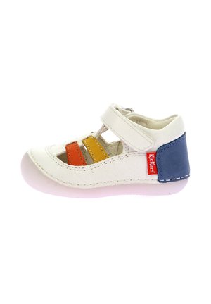 Sandale en cuir blanc avec des accents rayés orange et jaune, maintenue par une sangle Velcro, dotée d'un talon bleu et d'une semelle rose.
