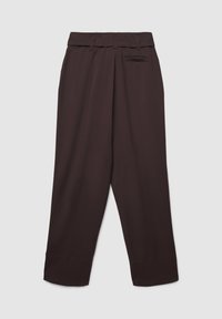 Pantaloni a vita alta, marrone scuro, taglio sartoriale, davanti piatto, gambe allungate, orli risvoltati, con una tasca posteriore singola e passanti per cintura.