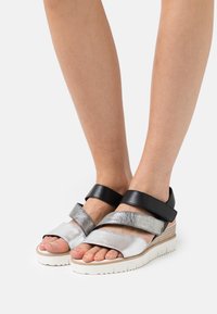 Gabor Plateausandalette - silber/stone/schwarz