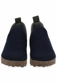 Námořnické sametové nazouvací boty se šedými akcenty, s texturovanou hnědou korkovou podrážkou a smyčkovou textilní poutkou na patě pro snadné obutí.