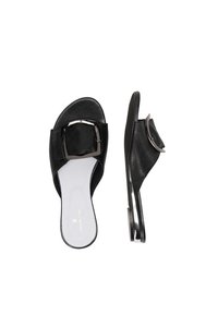 Sandali a scivolo in pelle nera con una fascetta larga, dotati di una grande fibbia rettangolare e una soletta grigia liscia. Design leggermente curvato.