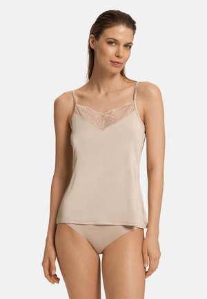 Camisola nuda con spalline sottili e regolabili, caratterizzata da un scollo a V con finitura in pizzo e tessuto liscio e leggero. Abbinala a pantaloni coordinati.