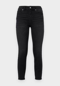 Vaqueros negros ajustados de mezclilla, con cintura alta, diseño de cinco bolsillos, cierre de botón metálico y dobladillo deshilachado en los tobillos.