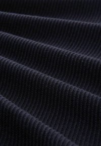 Dunkelblauer, gerippter Stoff mit ausgeprägten vertikalen Streifen, der eine weiche Textur und eine glatte Oberfläche aufweist. Keine zusätzlichen Muster oder Akzente.