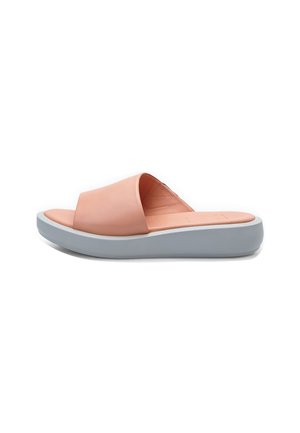 Sandalo scivoloso color pesca con tomaia in morbida pelle; presenta una fascia ampia e una suola in gomma grigia per comfort e supporto.