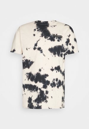 T-shirt bianca a maniche corte con motivo tie-dye nero e piccolo logo rettangolare "Mennace" nella parte superiore destra della schiena.