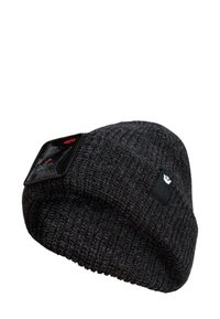 Zwarte gebreide muts met een textuurpatroon, voorzien van een rechthoekige zwarte patch en rode geborduurde details. Zacht, rekbaar materiaal.