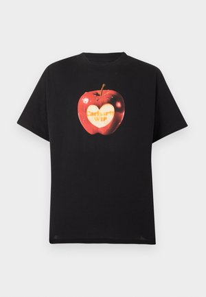 Zwart T-shirt met korte mouwen en een rood appelmotief met een hartvormige hap eruit en de tekst "carhartt WIP" binnenin de hap.