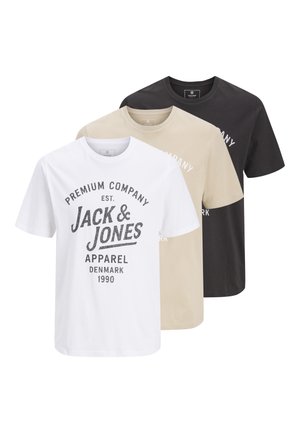 Tre t-shirts med korte ærmer og rund hals i hvid, beige og sort med "Jack & Jones"-brandtekst trykt foran.