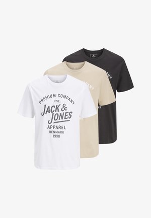Trois t-shirts à manches courtes et col rond en blanc, beige et noir avec le texte de la marque "Jack & Jones" imprimé sur le devant.