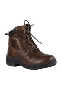 Bota de tobillo de cuero marrón con acentos negros, cordones y una suela de goma texturizada. Cuenta con un collar acolchado y costuras reforzadas.