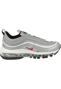 Silver atletisk sko med en texturerad ovandel, röda accenter, luftdämpning i sulan och en svart gummisula för grepp.