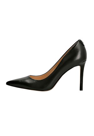 Escarpin pour femme en cuir noir à talon haut, bout pointu et talon aiguille fin, sur fond blanc.