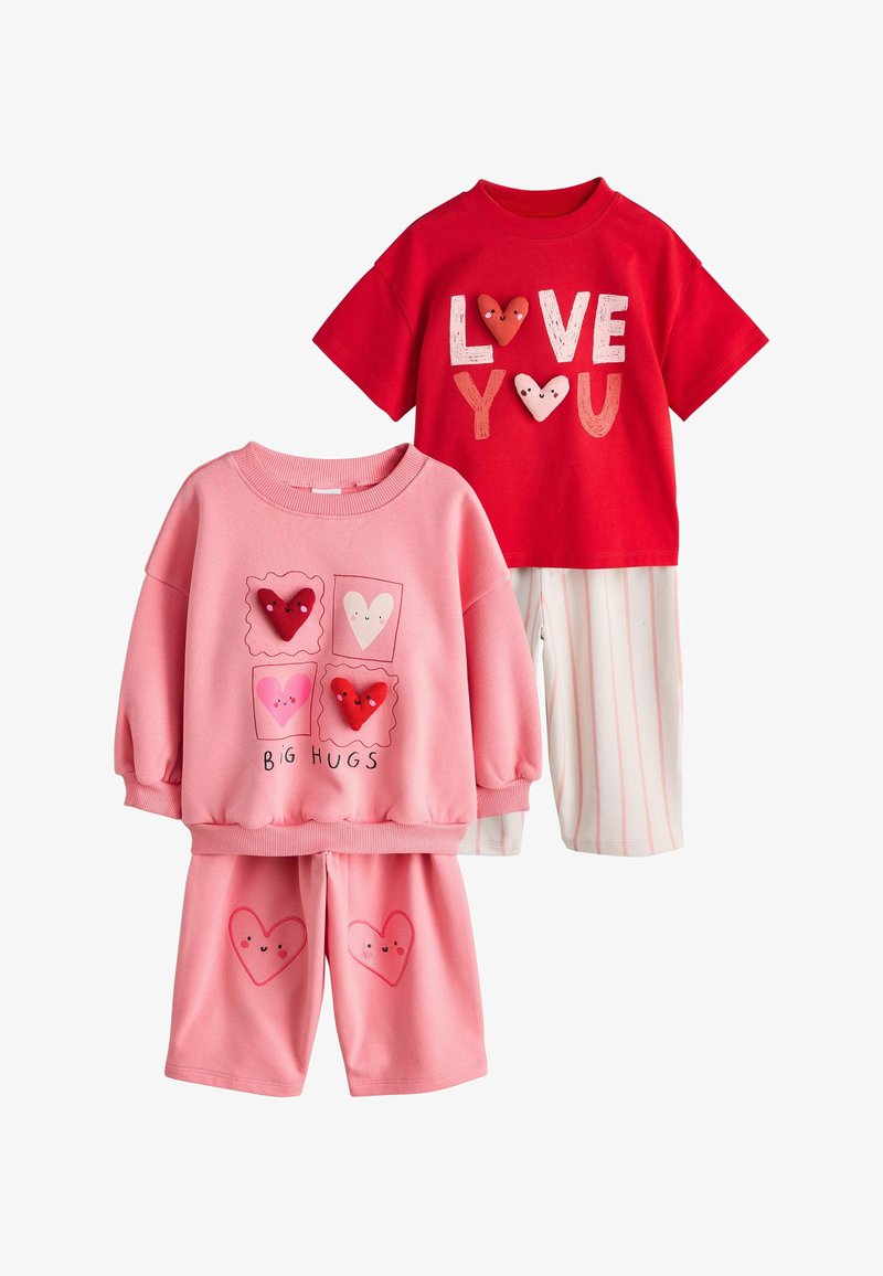 T-shirt rossa con testo "LOVE YOU" e grafiche a forma di cuore; felpa rosa con disegni a cuore; pantaloncini rosa con dettagli a cuore; materiale in morbido cotone.