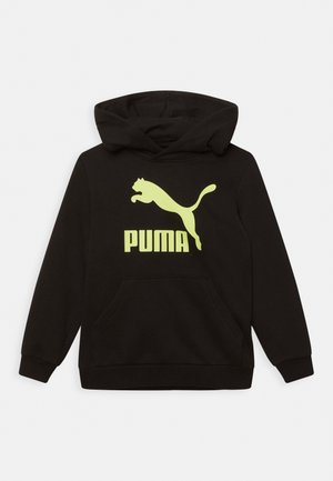 Czarna bluza z kapturem z dużym zielonym logo Puma oraz przednią kieszenią kangurką. Wykonana z miękkiego materiału z ściągaczami przy mankietach.