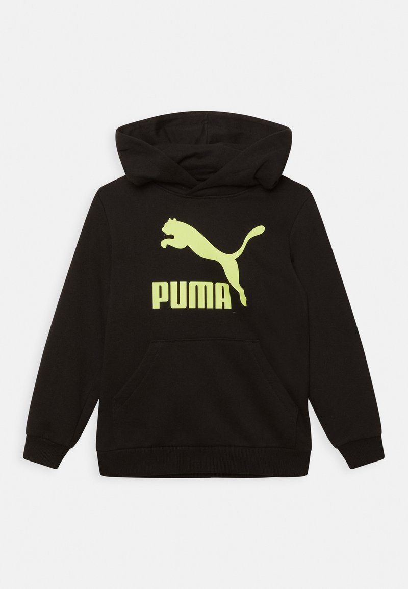 Sudadera negra con capucha que presenta un gran logo verde de Puma y un bolsillo frontal tipo canguro. Hecha de tela suave con puños acanalados.