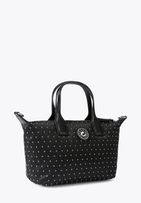 Czarna torebka z błyszczącymi ćwiekami, krótkimi skórzanymi uchwytami i okrągłym logo. Wykonana z teksturowanego materiału, z zamkiem błyskawicznym i ozdobnymi elementami metalowymi.