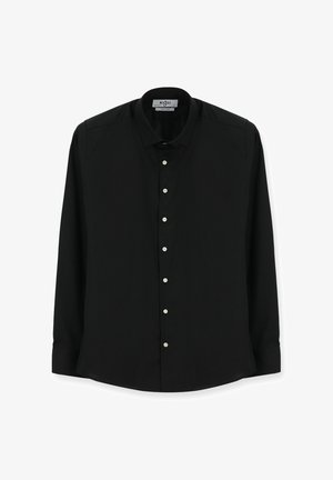 Camisa negra de manga larga con botones y cuello clásico, con botones blancos y una textura tejida y suave. Dobladillo recto.