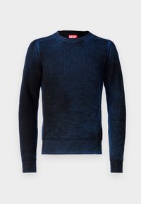 Marinblå ribbad stickad tröja med rund halsringning och långa ärmar. Har en röd logotagg vid fållen. Mjuk textur och figurnära design.