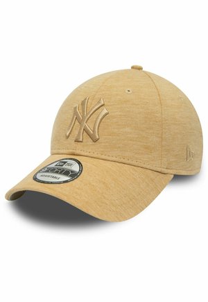 Cappellino da baseball in tono dorato con visiera curva, logo ricamato, tessuto testurizzato, cinturino regolabile e un'etichetta circolare piatta sulla visiera.