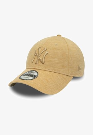 Cappellino da baseball in tono dorato con visiera curva, logo ricamato, tessuto testurizzato, cinturino regolabile e un'etichetta circolare piatta sulla visiera.