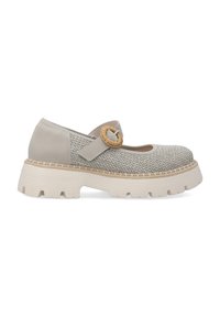 Beżowe buty Mary Jane z teksturowanym, plecionym wierzchem i okrągłą klamrą, charakteryzujące się grubą, żłobioną białą podeszwą.