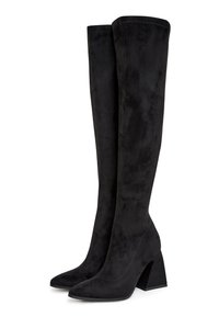 Schwarze Wildlederstiefel bis zum Knie mit zugespitzter Spitze und dicker Blockabsatz, die eine glatte Textur und minimale Nähte aufweisen.