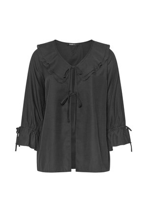 Zwarte blouse met lange mouwen, ruches op de kraag, striksluiting aan de voorkant en gatherings bij de mouwen met kleine strikjes op een witte achtergrond.