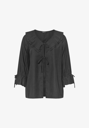 Zwarte blouse met lange mouwen, ruches op de kraag, striksluiting aan de voorkant en gatherings bij de mouwen met kleine strikjes op een witte achtergrond.