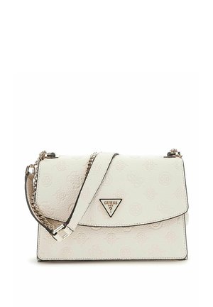 Sac bandoulière blanc Guess avec motif logo embossé, plaque logo métallique triangulaire, bandoulière en cuir et chaîne, forme rectangulaire avec fermeture à rabat.