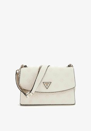 Sac bandoulière blanc Guess avec motif logo embossé, plaque logo métallique triangulaire, bandoulière en cuir et chaîne, forme rectangulaire avec fermeture à rabat.