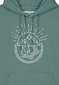 Hoodie aus türkisem Stoff mit einem weißen Grafikdesign von Bergen, Bäumen und Sonne, mit ausgeprägten Linien und einer Vordertasche.