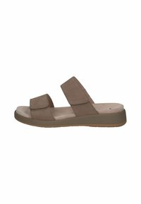 Braune Wildledersandalen mit zwei verstellbaren Riemen, einem gepolsterten Fußbett und einer flexiblen Gummisohle. Einfaches Design, niedriger Profil. 