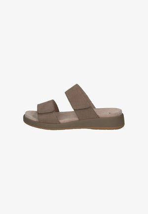 Sandales en suede marron avec deux sangles réglables, un fond de panier rembourré et une semelle en caoutchouc flexible. Design simple, silhouette basse.