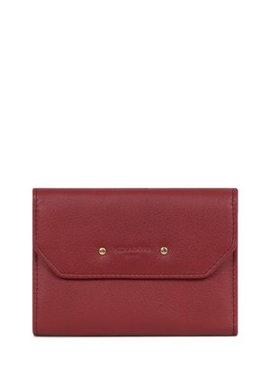 Kleine rechthoekige rode leren portemonnee met een voorflap die is beveiligd met twee studs in goudkleur en een subtiele ingeslagen merknaam.