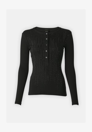 Langermet svart topp med knappet henley-hals. Har en ribbet tekstur og vertikale linjer av små pinhulldetaljer over forsiden.