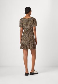 Černé květinové šaty s krátkými rukávy, dobře padnoucím pasem a volánkovým lemováním. Vyznačují se vícebarevnými květy na tmavém pozadí.