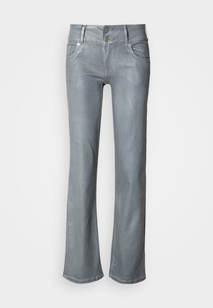 Grijze spijkerbroek met uitlopende pijp, voorzien van twee voorzakken en een dubbele knoopsluiting in de taille. Soepele textuur en nette afwerking.