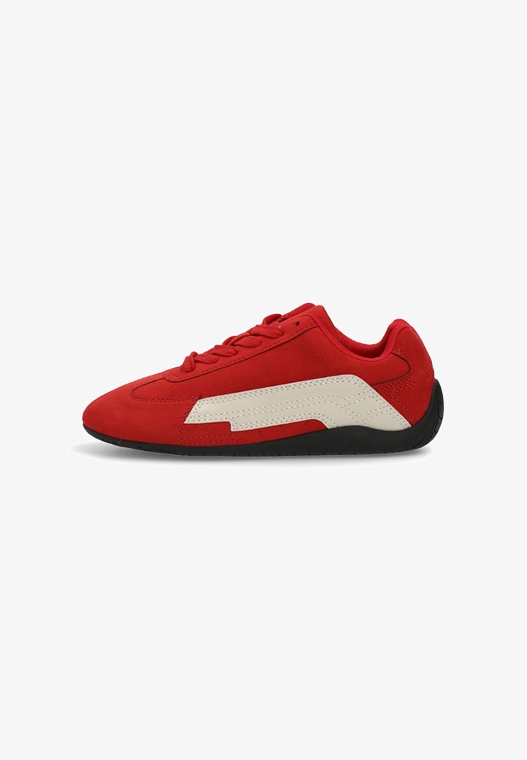 Zapatilla de ante roja con detalles en cuero blanco, perfil bajo, suela de goma negra y diseño de cordones. Presenta un acabado texturizado en la parte superior.