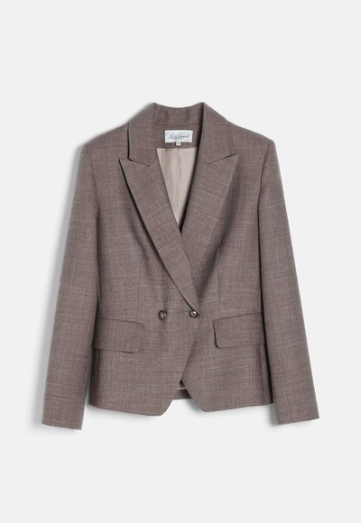 Blazer marron ajusté avec deux boutons, revers crantés et poches avant à rabats, posé à plat sur un fond clair.