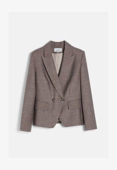 Blazer marron ajusté avec deux boutons, revers crantés et poches avant à rabats, posé à plat sur un fond clair.