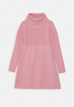 Robe en maille rose à manches longues avec un col roulé, un corsage côtelé et une jupe évasée en bas.