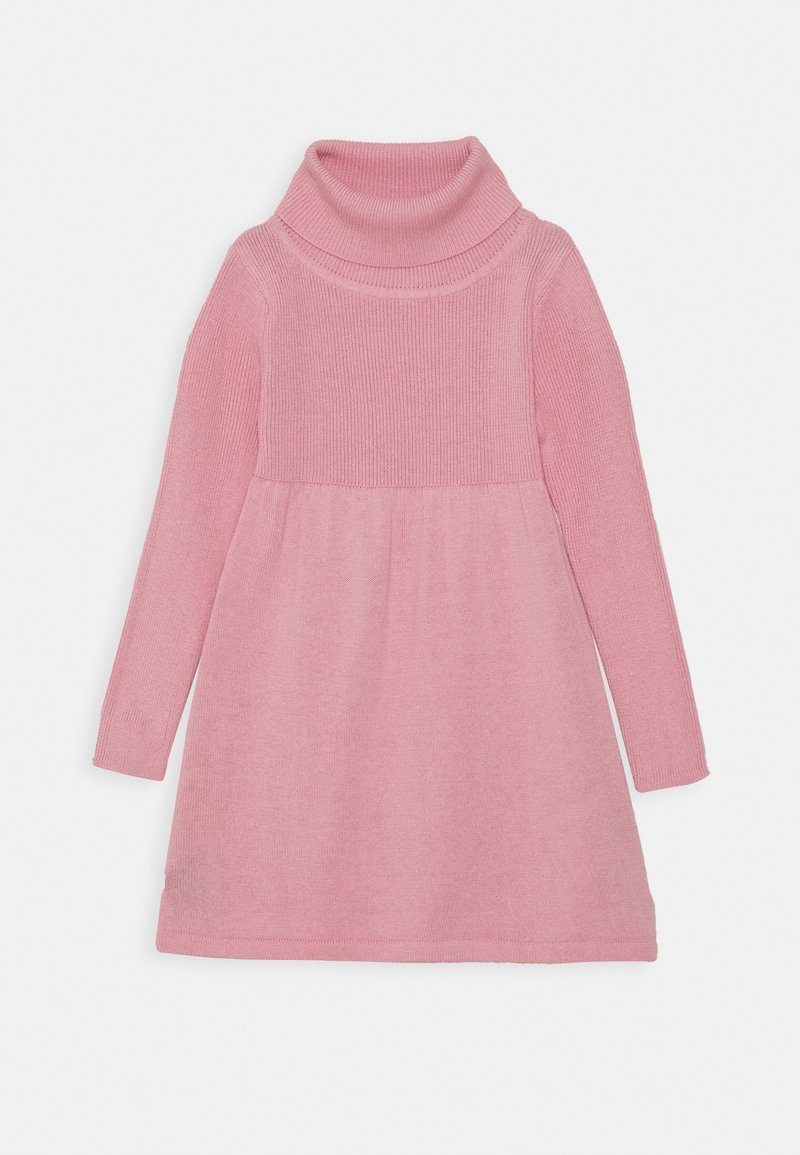 Robe en maille rose à manches longues avec un col roulé, un corsage côtelé et une jupe évasée en bas.
