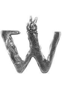 Silver, texturerad hängsmycke format som bokstaven "W", med en ojämn, organisk design och en ögla för fäste.