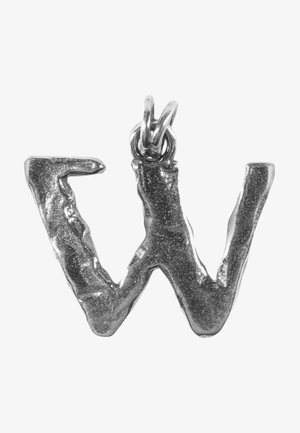 Sølv, struktureret vedhæng formet som bogstavet "W", med et ujævnt, organisk design og en løkke til påsætning.