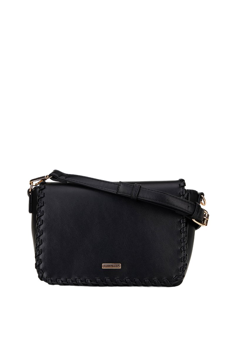 Borsa a tracolla in pelle nera con una texture intrecciata lungo i bordi, tracolla regolabile e dettagli in metallo dorato. Forma rettangolare.